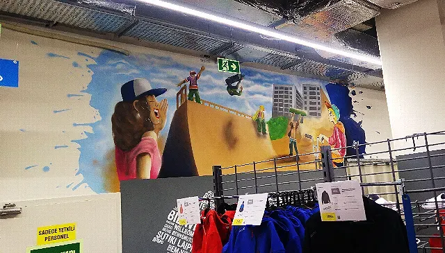 eğlenen gençlerin olduğu skatepark duvar resmi