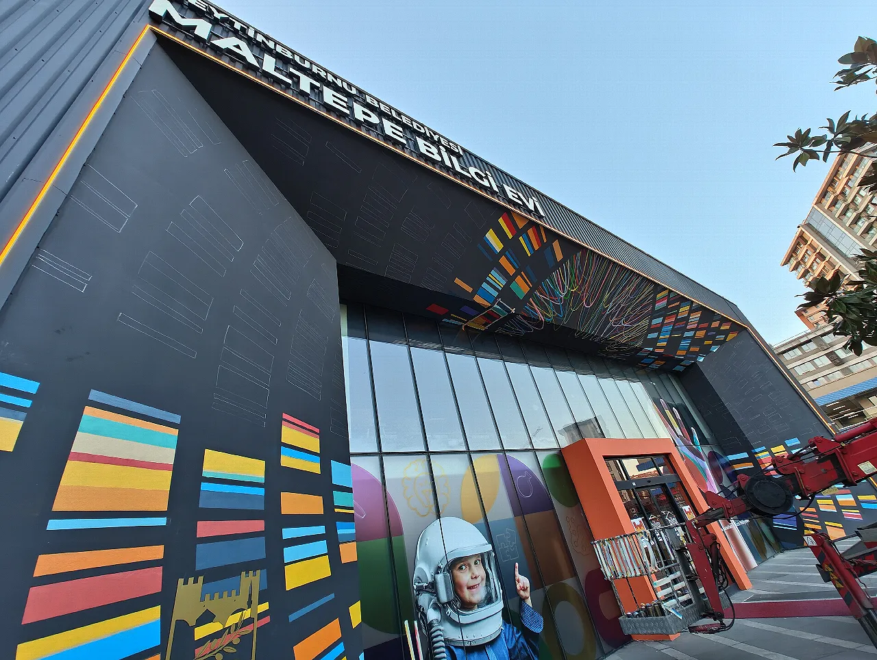 Maltepe Bilgi Evi taslak boyama aşamaları devam.